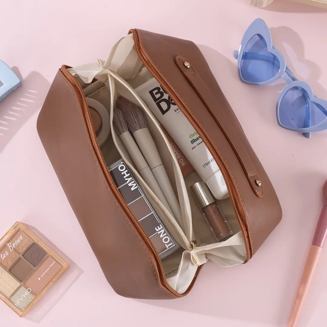 Fashionable handheld cosmetic bag to go out, capacious organizer bag for traveling, high quality polyurethane purse — chobi 33