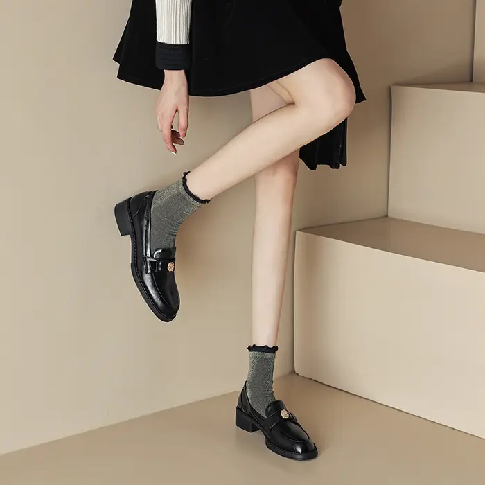 Loafers English style, black shoes made of patent leather, wide stable heel — chobi 3