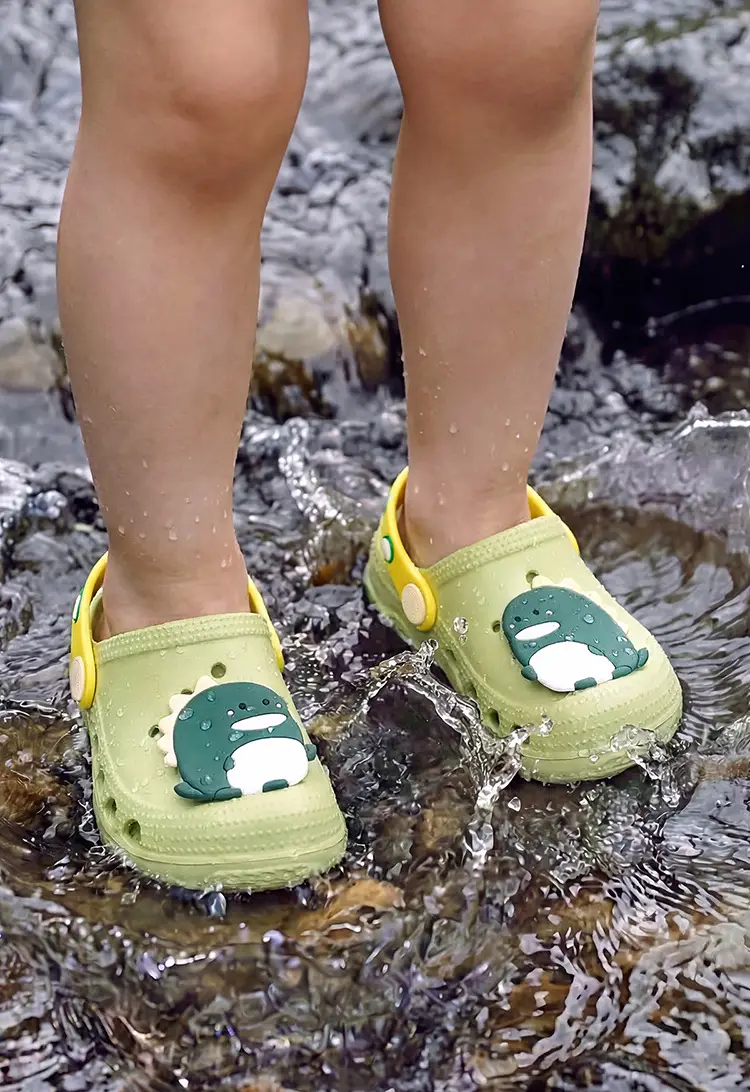 Children's cute Crocs-style slippers for boys, beach mule, soft sole, closed heel, closed toe — chobi 3