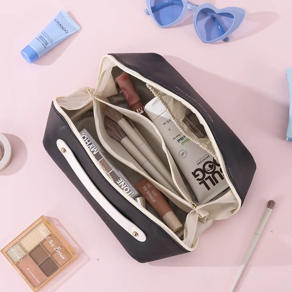 Fashionable handheld cosmetic bag to go out, capacious organizer bag for traveling, high quality polyurethane purse — chobi 39