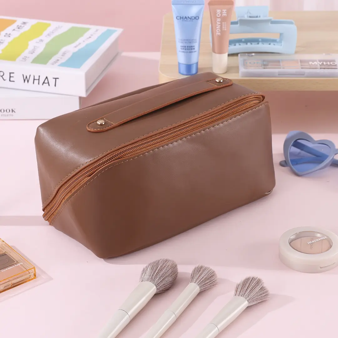 Fashionable handheld cosmetic bag to go out, capacious organizer bag for traveling, high quality polyurethane purse — chobi 34