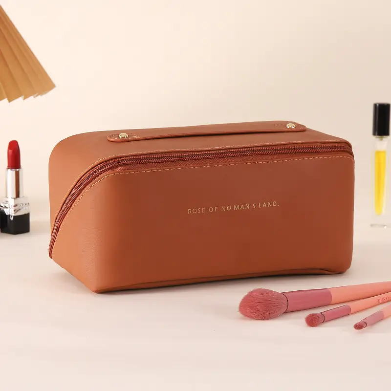 Fashionable handheld cosmetic bag to go out, capacious organizer bag for traveling, high quality polyurethane purse — chobi 31