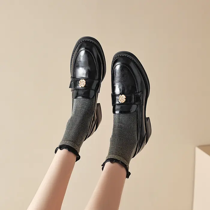 Loafers English style, black shoes made of patent leather, wide stable heel — chobi 5