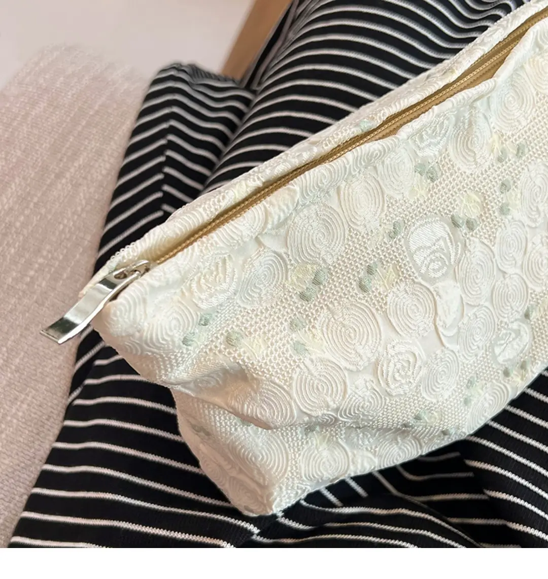 Japanese capacious handheld cosmetic bag, fresh organizer bag, small clutch bag, in Japanese style — chobi 10