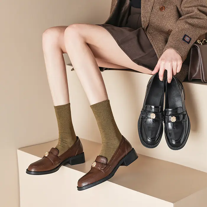 Loafers English style, black shoes made of patent leather, wide stable heel — chobi 8