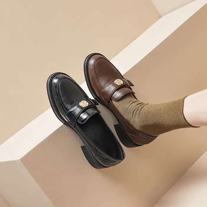 Loafers English style, black shoes made of patent leather, wide stable heel — chobi 7