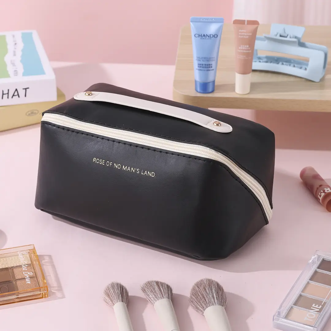 Fashionable handheld cosmetic bag to go out, capacious organizer bag for traveling, high quality polyurethane purse — chobi 18