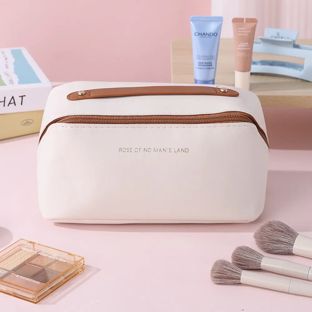 Fashionable handheld cosmetic bag to go out, capacious organizer bag for traveling, high quality polyurethane purse — chobi 16