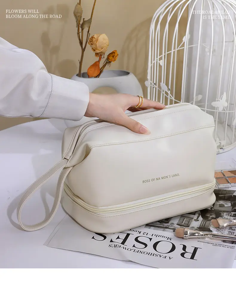Cosmetic bag, handheld polyurethane capacious shoulder bag for traveling, high quality organizer bag, high-end — chobi 4