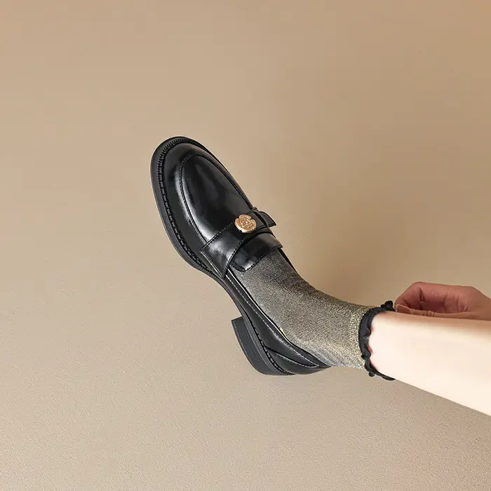 Loafers English style, black shoes made of patent leather, wide stable heel — chobi 1