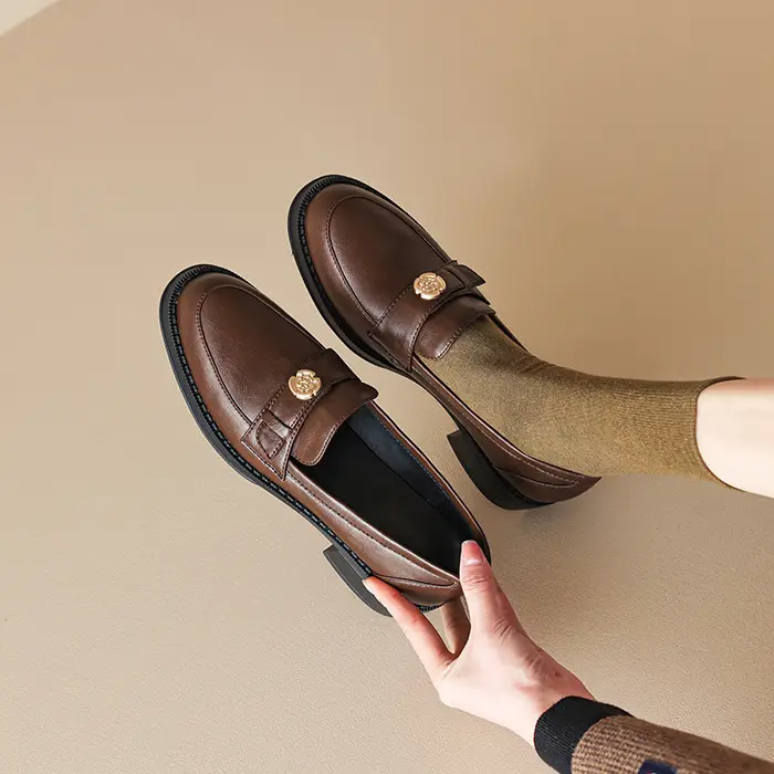 Loafers English style, black shoes made of patent leather, wide stable heel — chobi 12