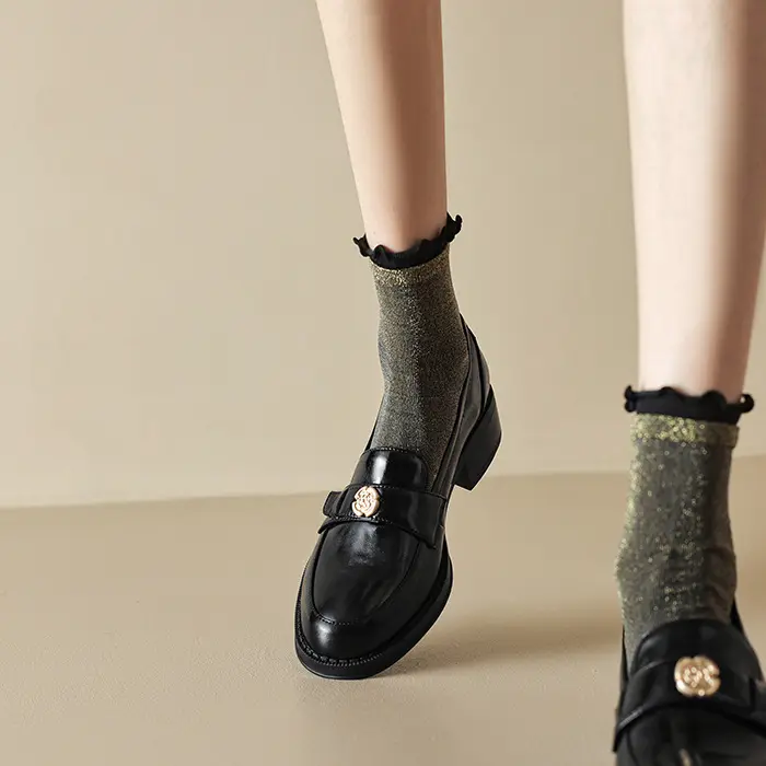 Loafers English style, black shoes made of patent leather, wide stable heel — chobi 2
