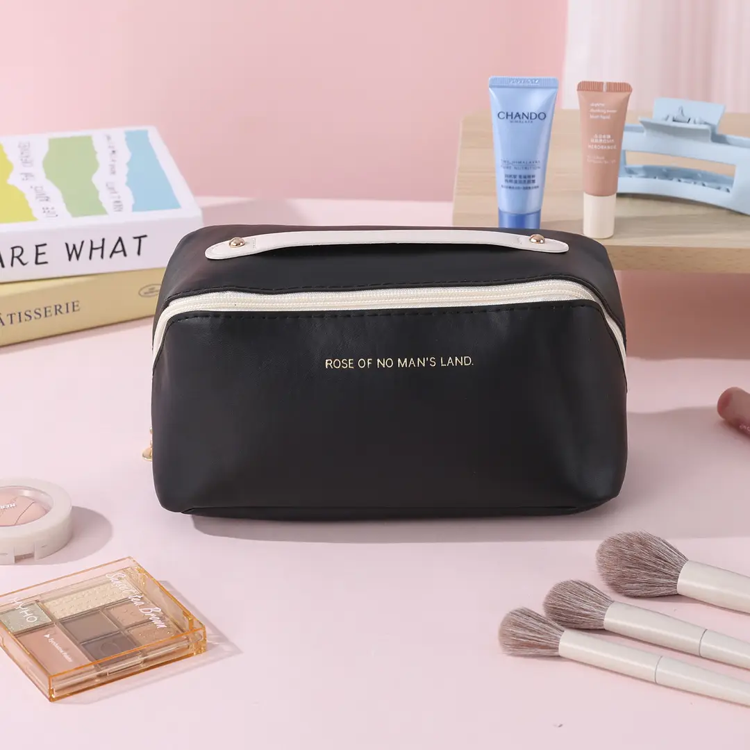 Fashionable handheld cosmetic bag to go out, capacious organizer bag for traveling, high quality polyurethane purse — chobi 15